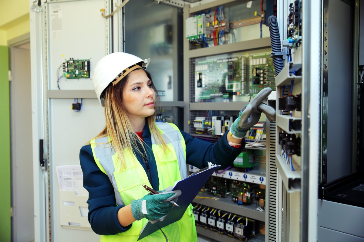 Manuten&ccedil;&atilde;o em LED industrial.