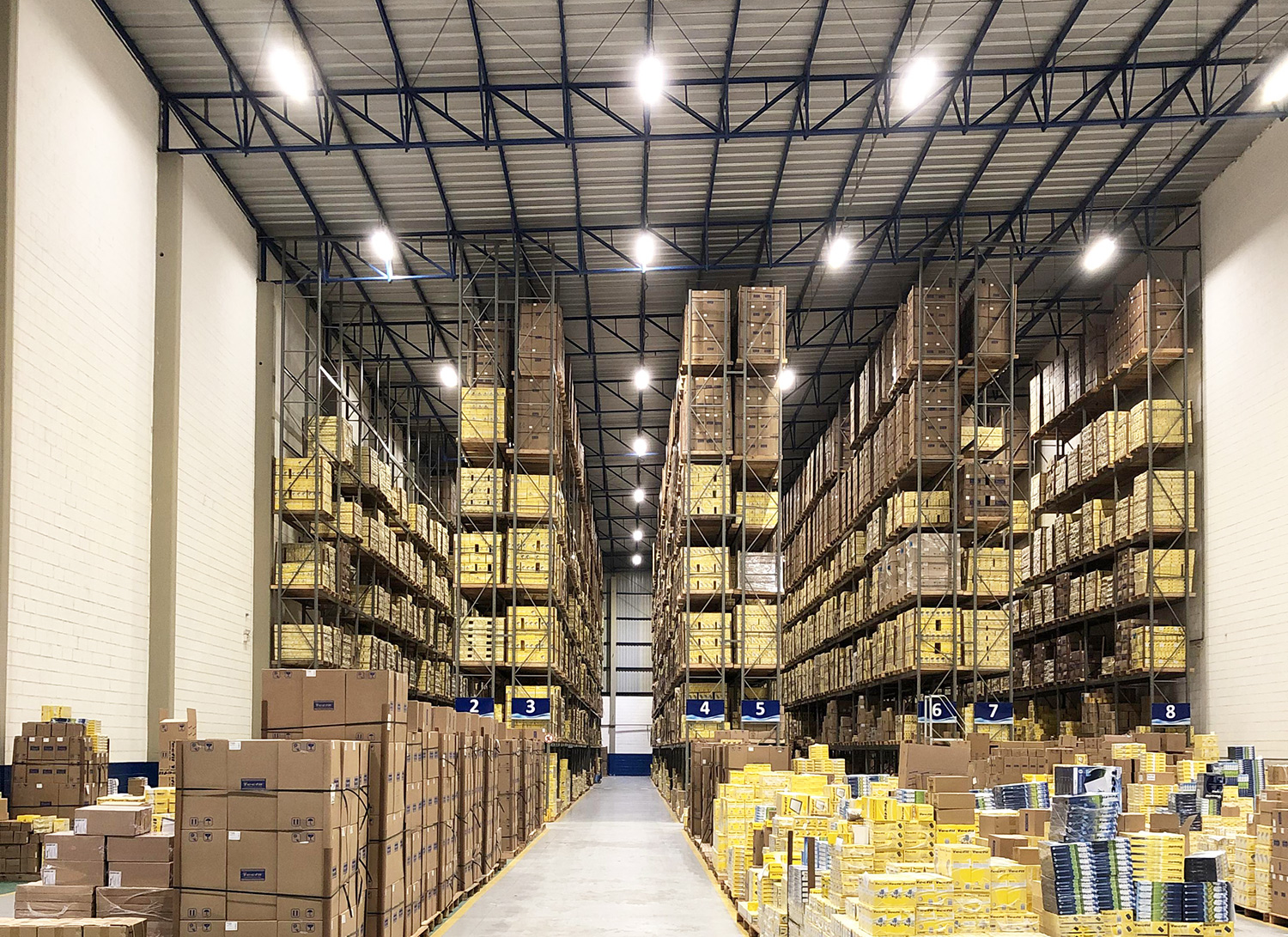 Galp&atilde;o log&iacute;stico com lumin&aacute;ria linear high bay